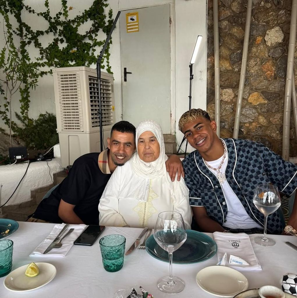 Lamine Yamal with his father and grandmother at a family dinner