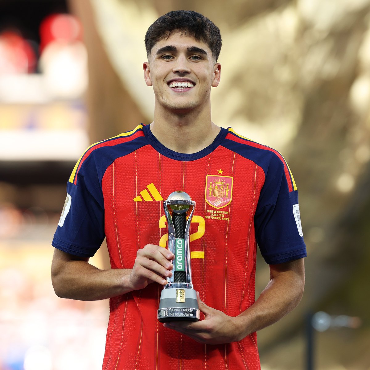Pau Cubarsi with the Best Young Player award in 2026